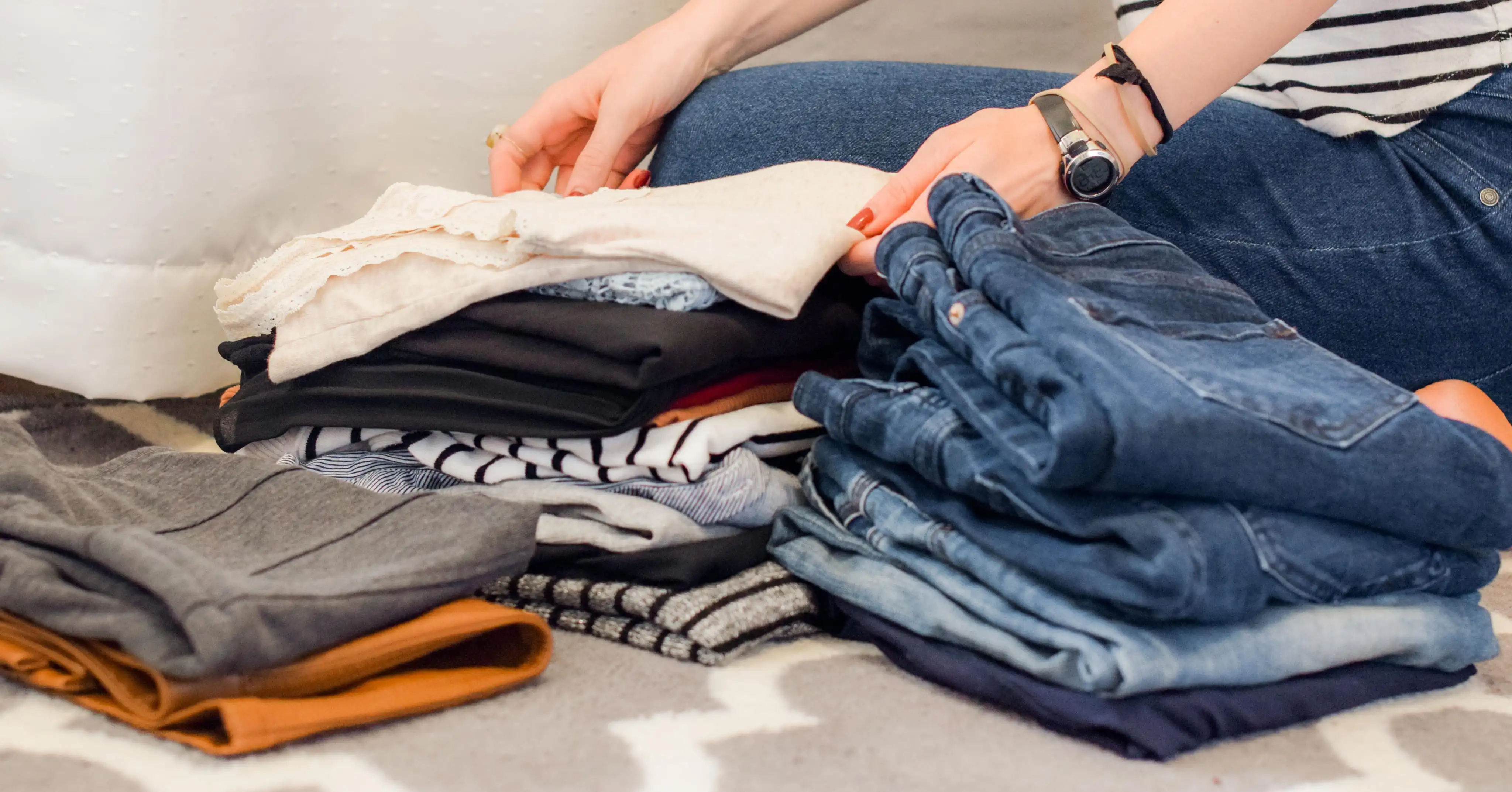 Persona doblando ropa