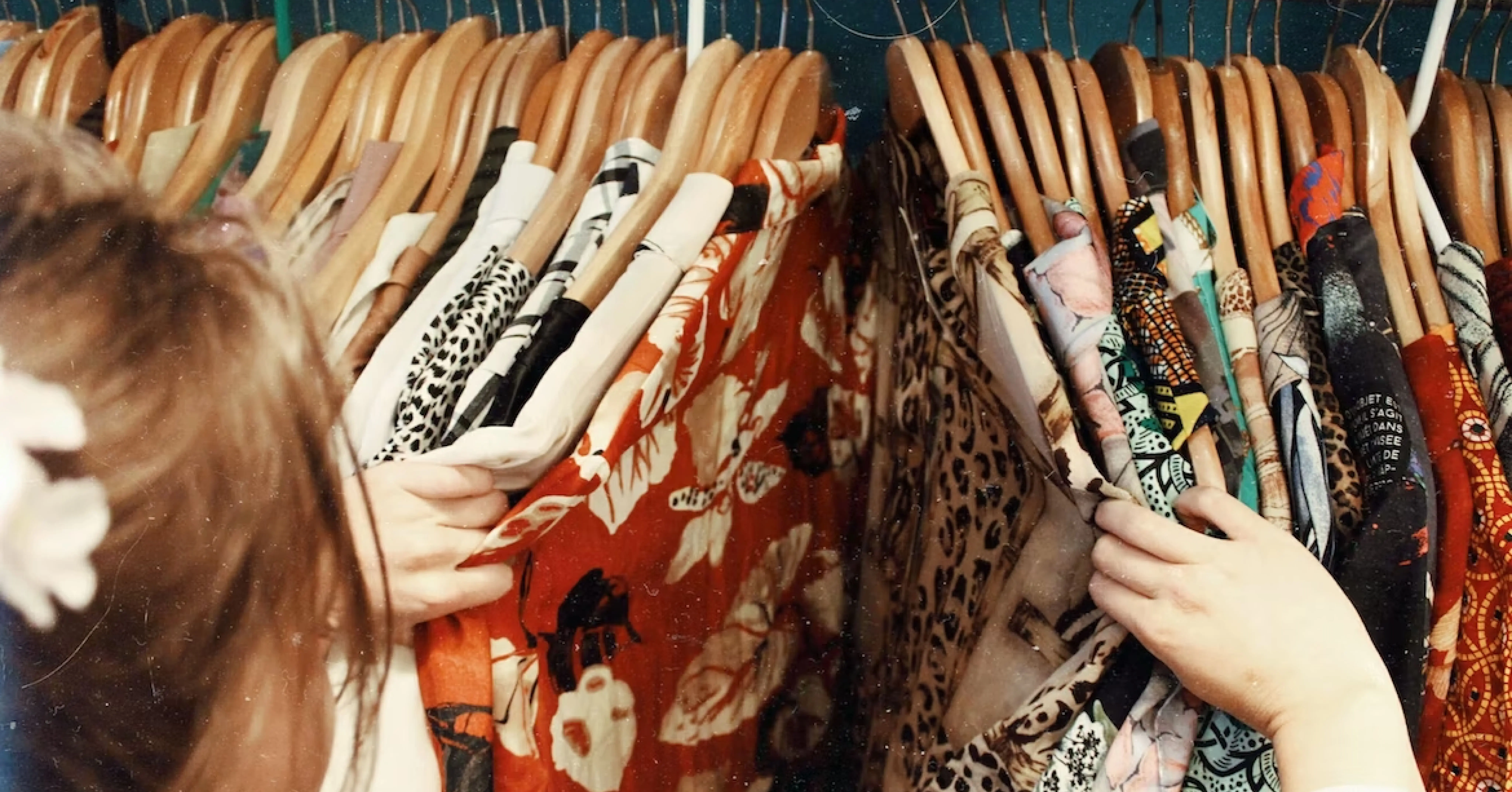 Persona mirando ropa